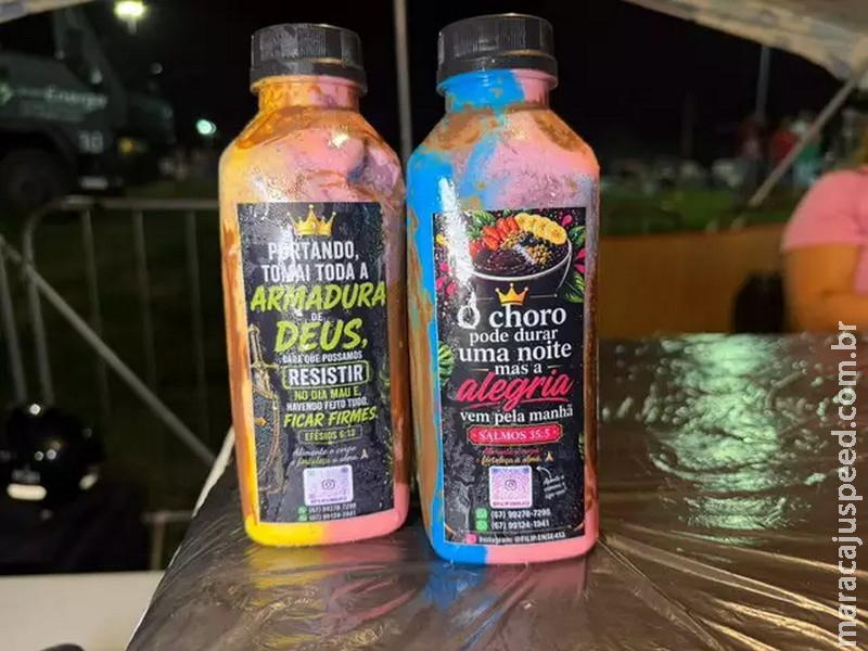Casal lucra com açaí na garrafa e versículos bíblicos no rótulo