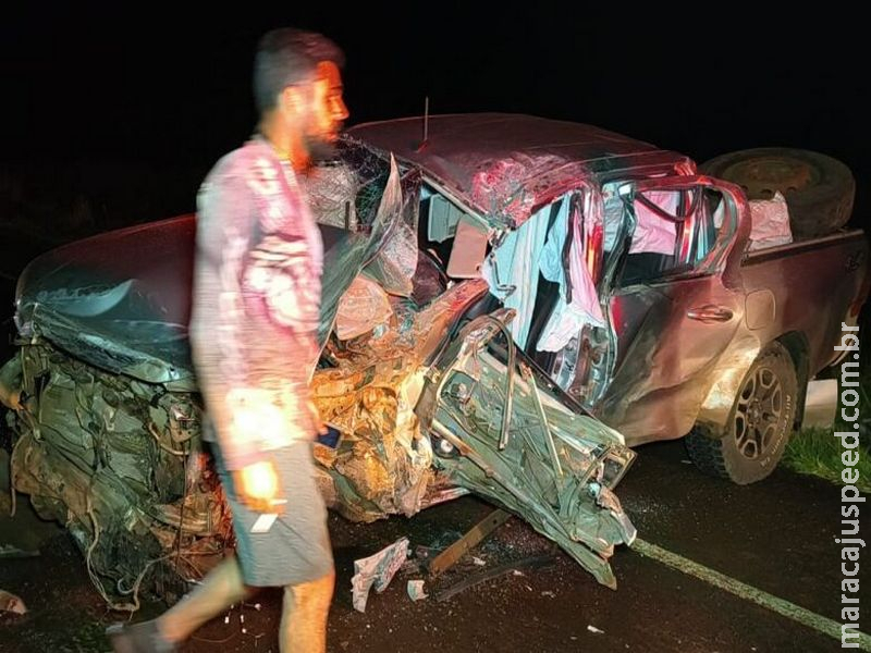Colisão frontal entre caminhonete e carretas deixa motorista ferido