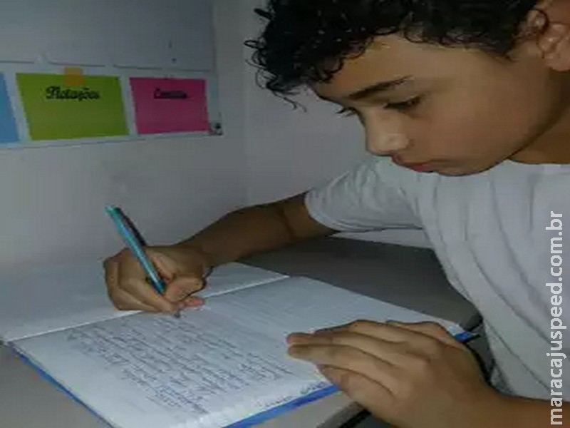 Davi troca tempo livre na escola por 40 capítulos escritos à mão