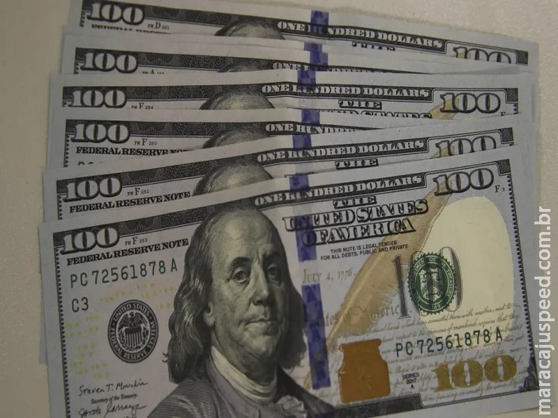 Dólar cai a R$ 5, e bolsa sobe quase 8% após primeiro turno
