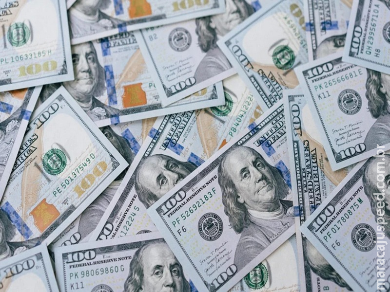Dólar opera perto de R$ 5,05 nesta quinta-feira; mercado acompanha cenário econômico