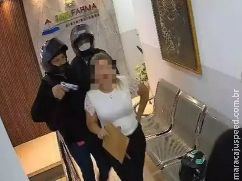Dupla rende funcionários de farmácia e acaba presa durante fuga