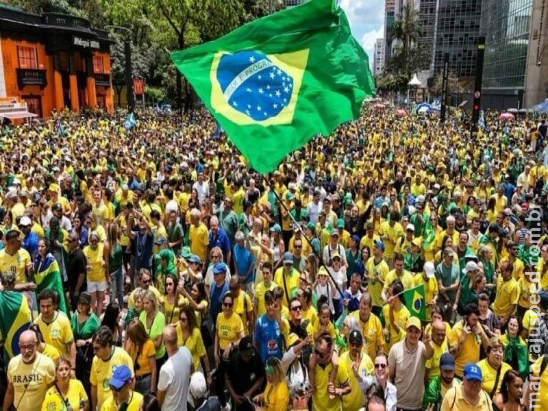 Flávio Bolsonaro reúne 72 mil na Paulista e faz ataques a Lula