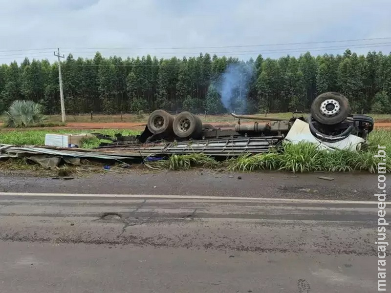 Homem morre preso às ferragens após tombar caminhão em Nova Alvorada do Sul