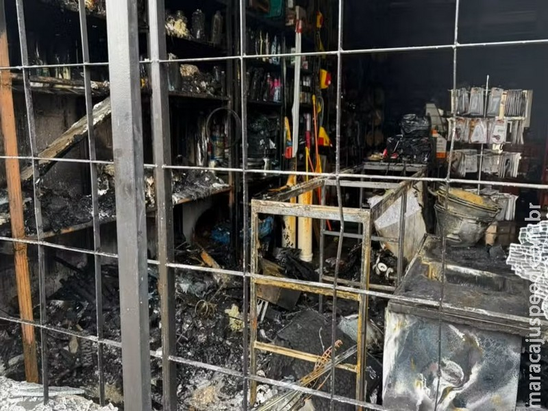 Incêndio destrói parte de loja de materiais de construção e mata gata de estimação em MS