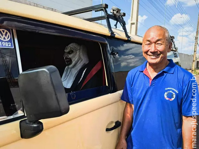 Kombi do terror circula com caveiras e assusta pelas ruas da cidade