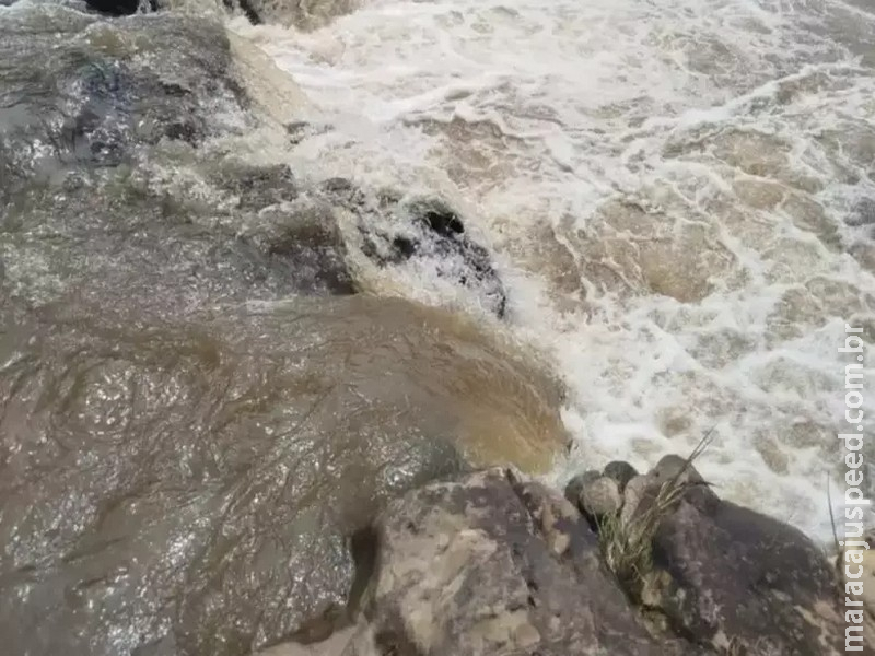 Menina de 12 anos escorrega de pedra e desaparece em rio 
