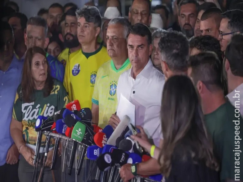 Moraes manda Flávio entregar passaporte e o proíbe de deixar o país