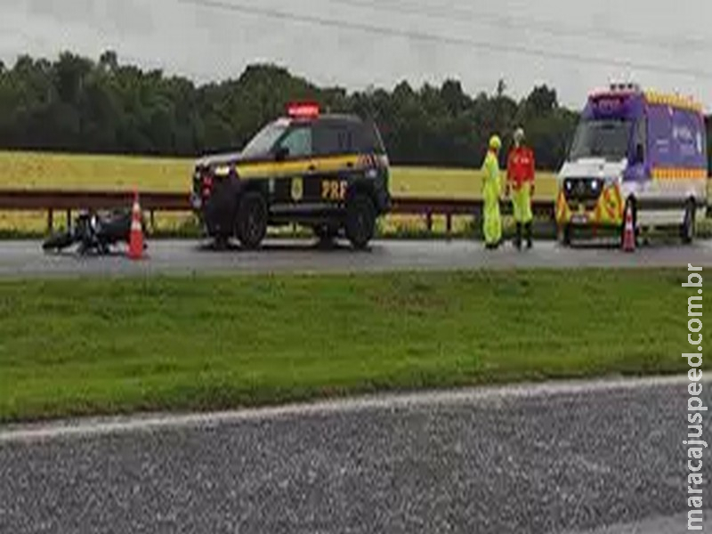Motociclista invade pista contrária de rodovia e morre atropelado por carreta