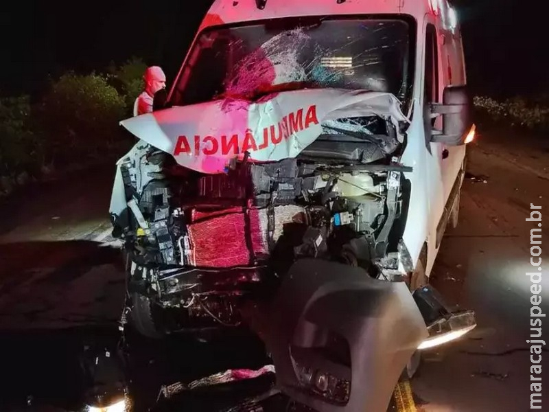 Motociclista morre após colisão frontal com ambulância