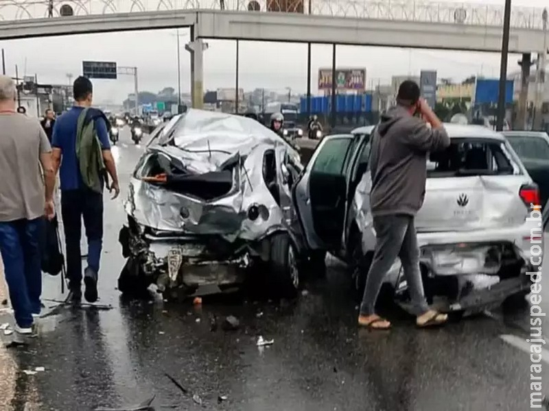 Motorista infarta, e engavetamento de 20 veículos deixa feridos no Rio