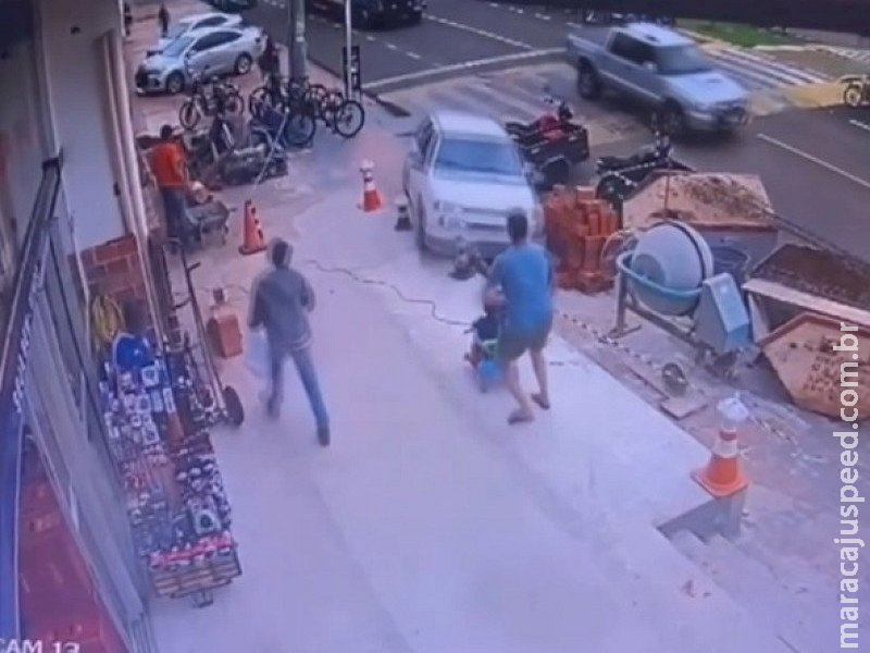Motorista invade calçada, atropela pai e bebê e foge sem prestar socorro em MS