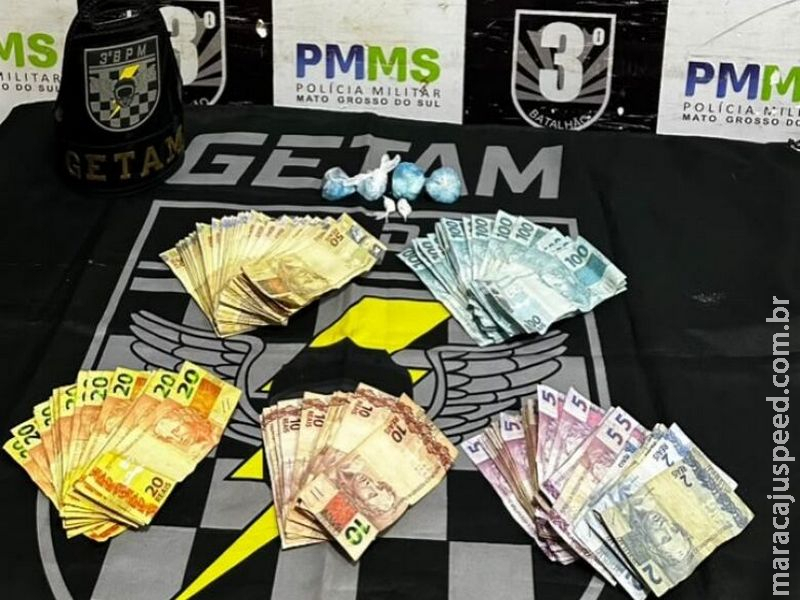 Mulher tenta escapar, mas é presa com cocaína e R$ 5,1 mil em espécie