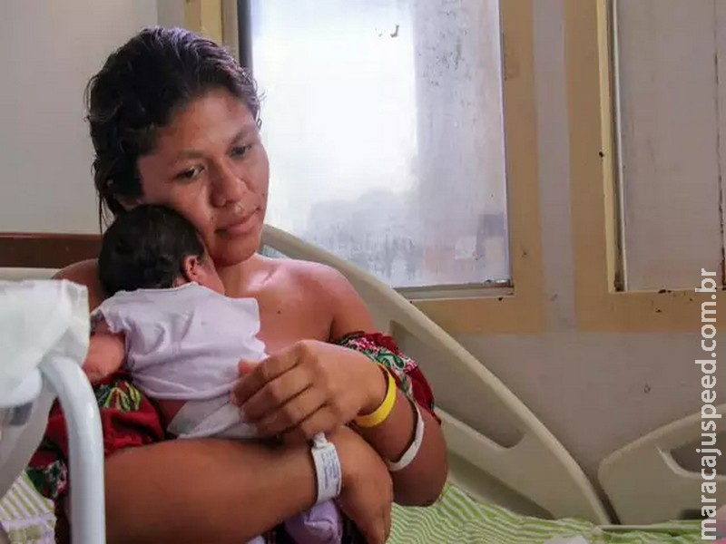 Na jornada da vida, gestantes perambulam por estradas para assistência ao parto