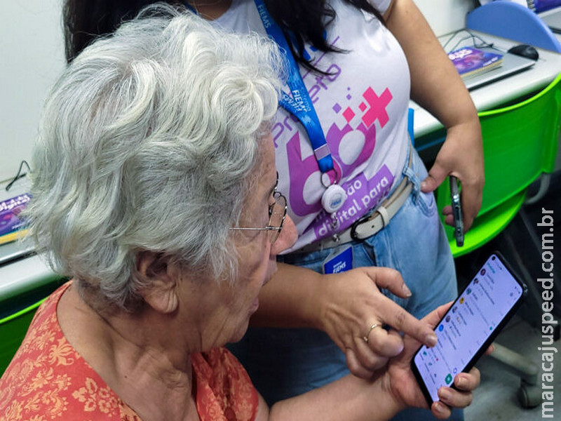 Oficina ensina pessoas idosas a usar a internet com mais segurança