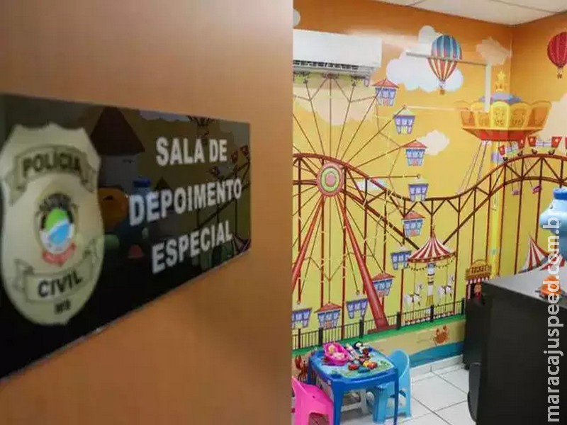Pai é preso após filhos pedirem socorro por fome e morando dentro de carro