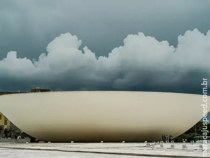Parte do teto de túnel da Câmara dos Deputados desaba
