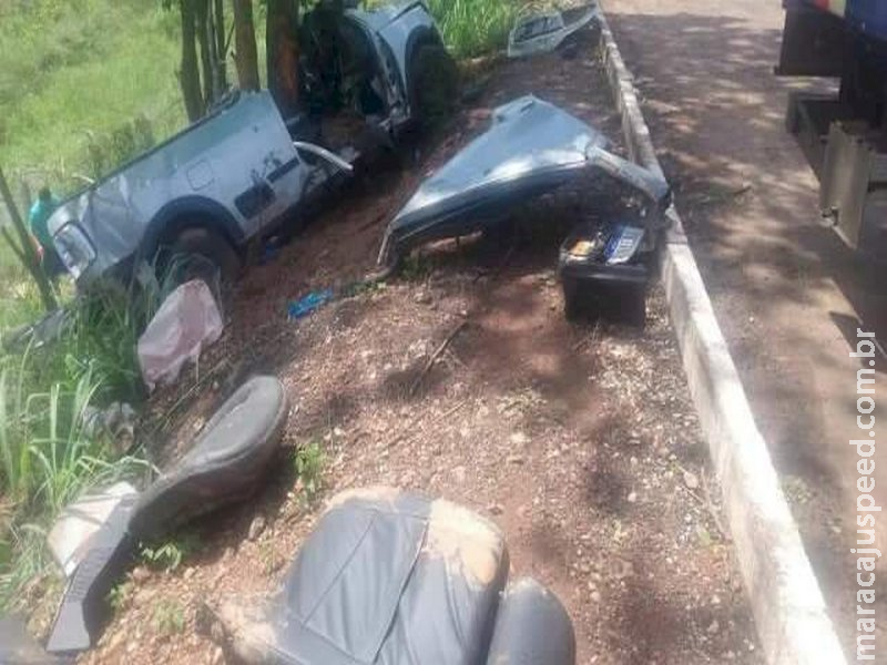  Saveiro se parte ao meio em acidente com duas pessoas em estado grave