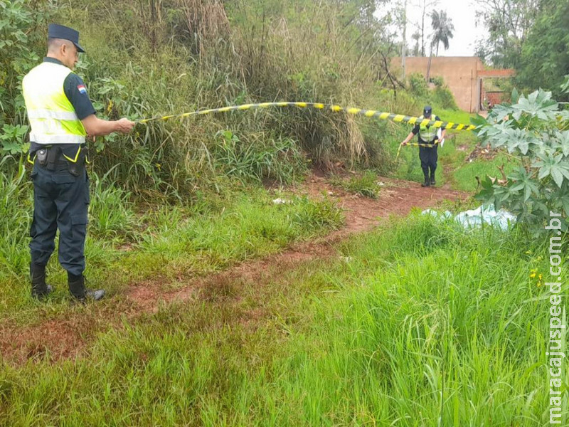 Sem os braços e as pernas, corpo carbonizado é jogado em matagal na fronteira